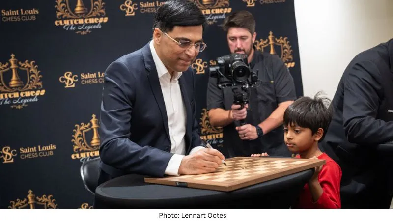 Vishy Anand signed autographs for a fan